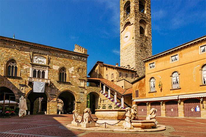 Contarini-Brunnen auf der Piazza Vecchia in Bergamo