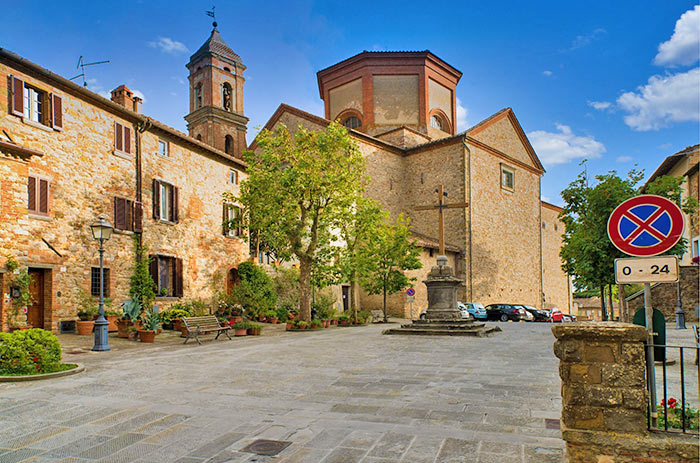 Kirchplatz in Lucignano mit der Stiftskirche von St. Michael